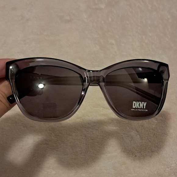 DKNY Women´s Sunglasses with Case